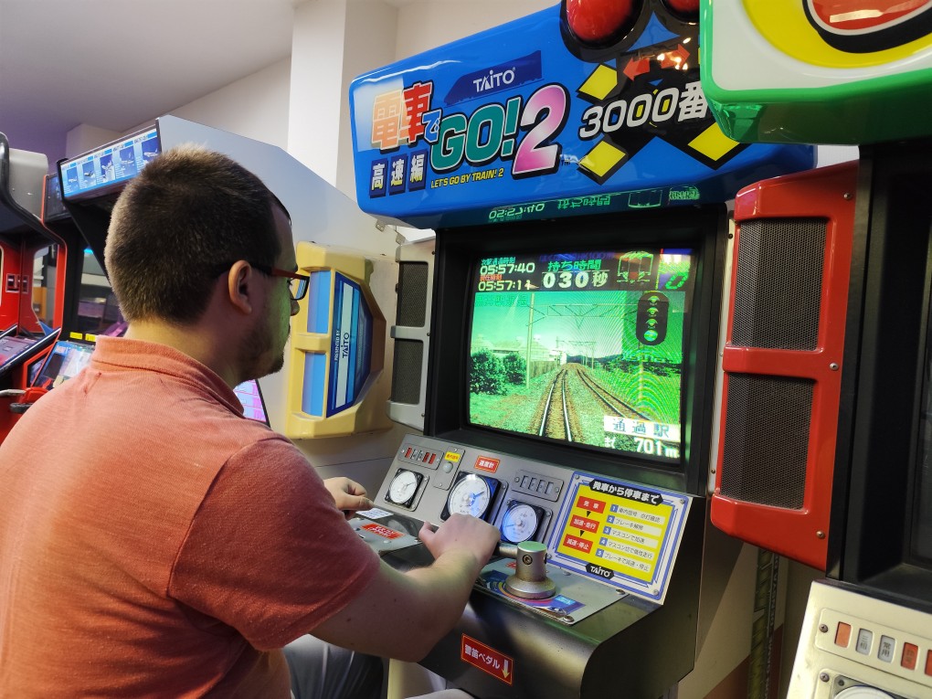 Jo jugant al joc arcade “Densha de GO! 2” en un saló de jocs del Japó.
