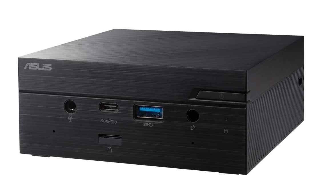 Imatge d’un ASUS PN50, un Mini PC molt compacte de color negre. Té diversos ports USB a la part frontal i un botó d’engegada.