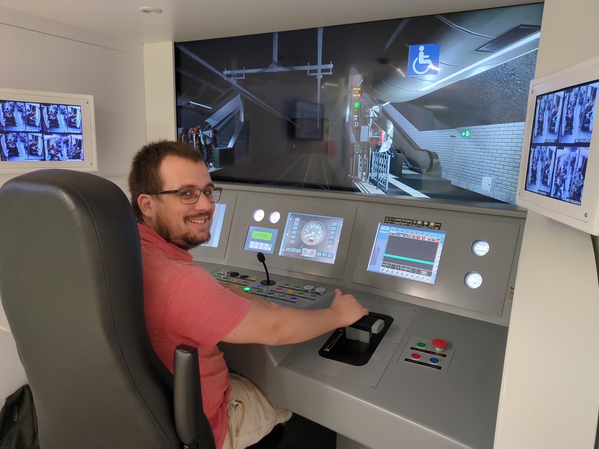 Jo provant el simulador del metro de Barcelona